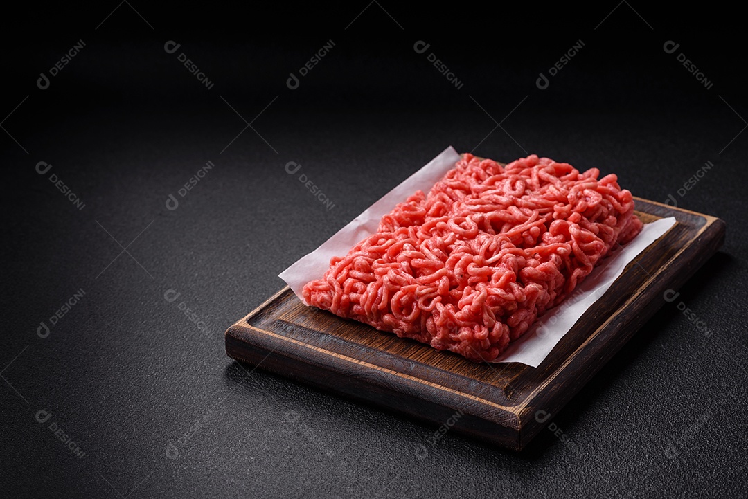 Carnes vermelhas crua moída sobre mesa de pedra