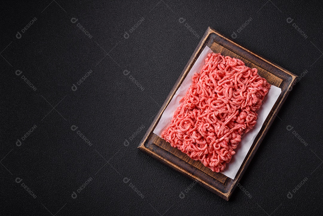 Carnes vermelhas crua moída sobre mesa de pedra