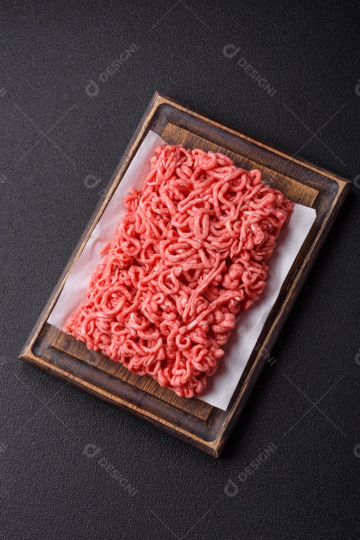 Carnes vermelhas crua moída sobre mesa de pedra