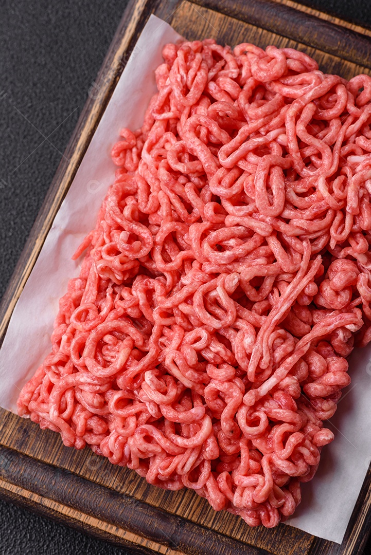 Carnes vermelhas crua moída sobre mesa de pedra