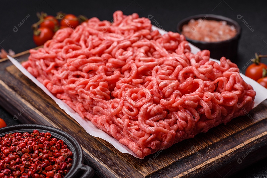 Carnes vermelhas crua moída sobre mesa de pedra