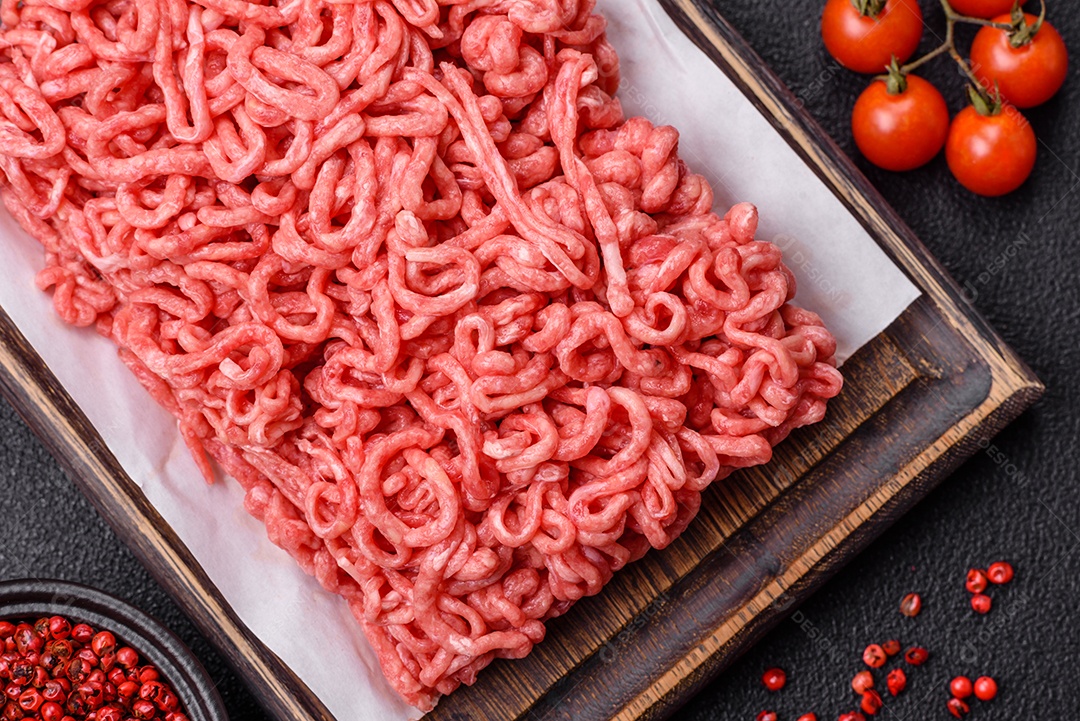 Carnes vermelhas crua moída sobre mesa de pedra