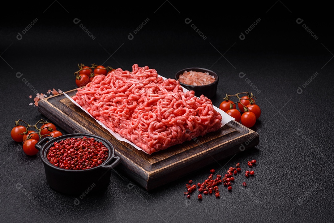 Carnes vermelhas crua moída sobre mesa de pedra