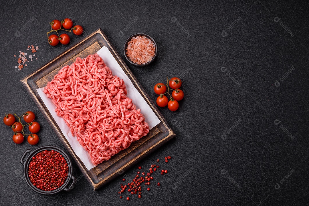 Carnes vermelhas crua moída sobre mesa de pedra