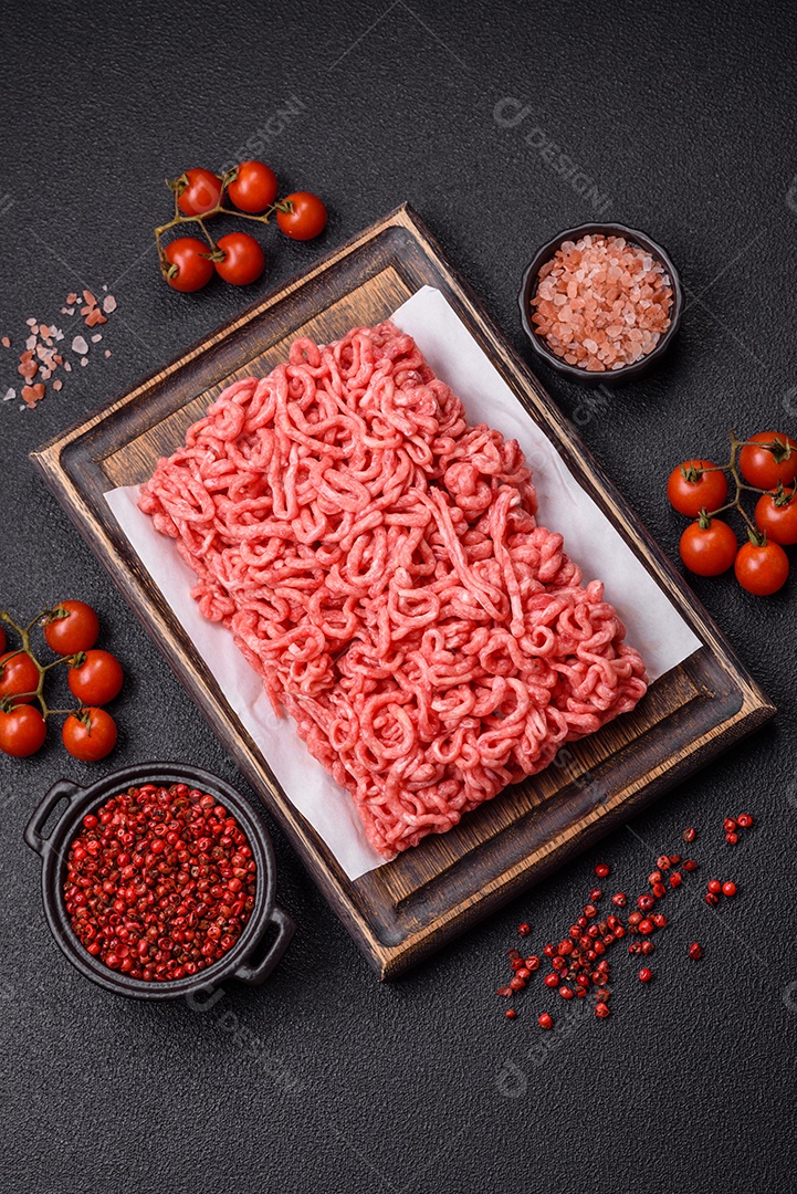 Carnes vermelhas crua moída sobre mesa de pedra