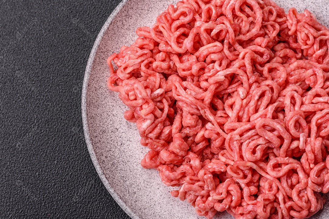 Carnes vermelhas crua moída sobre mesa de pedra