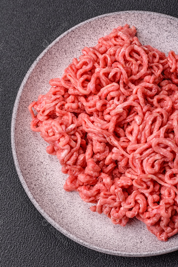 Carnes vermelhas crua moída sobre mesa de pedra