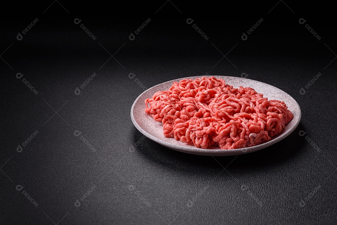 Carnes vermelhas crua moída sobre mesa de pedra