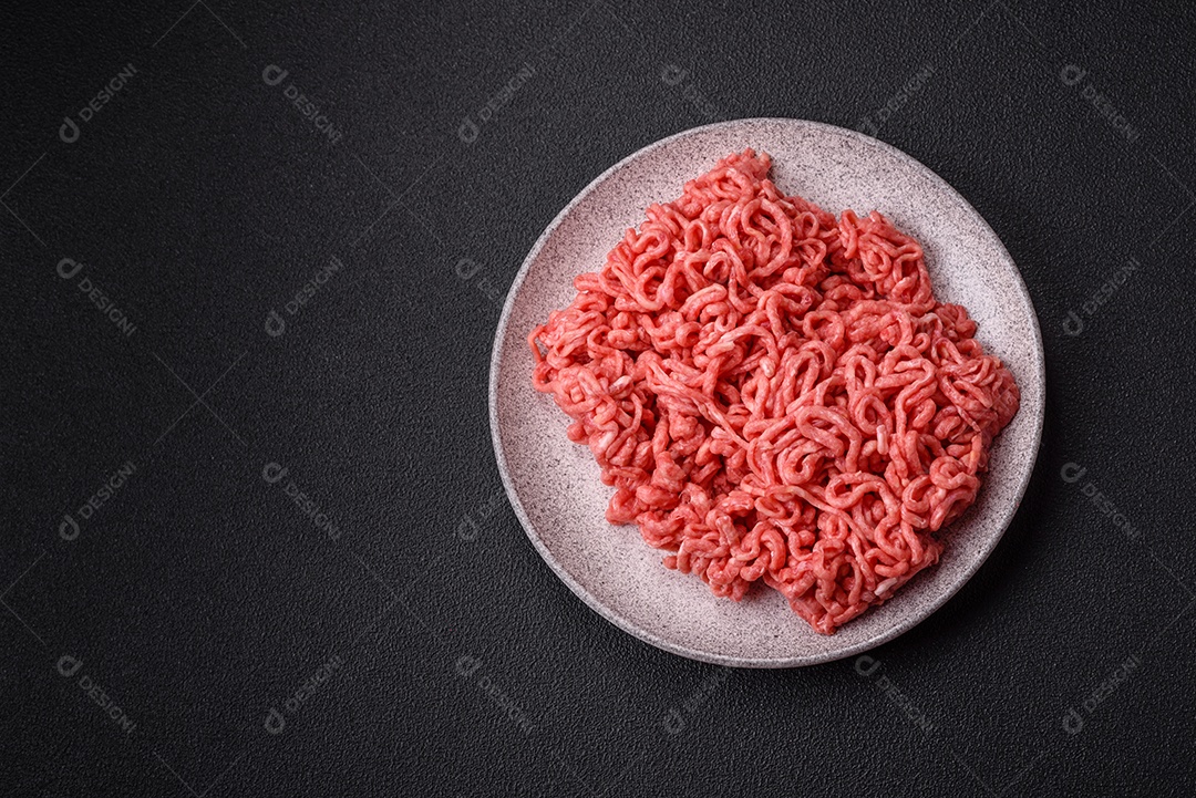 Carnes vermelhas crua moída sobre mesa de pedra