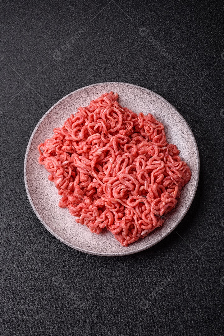 Carnes vermelhas crua moída sobre mesa de pedra