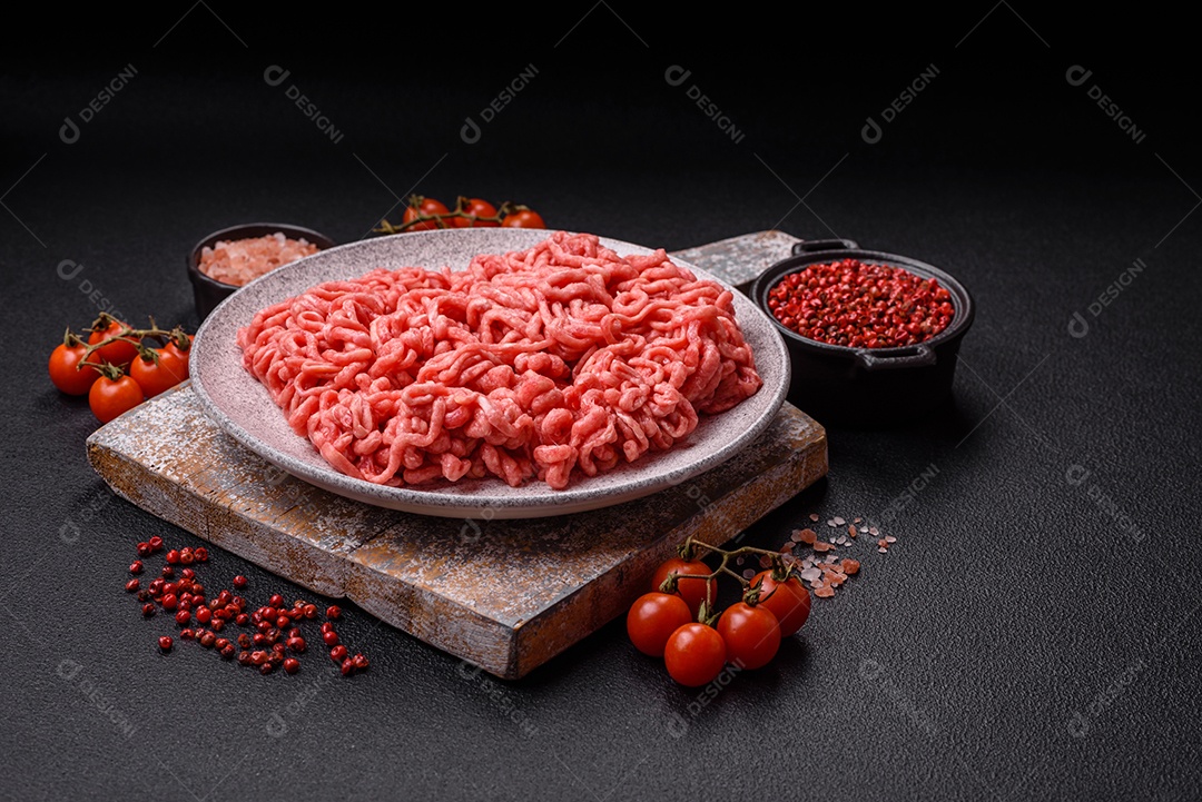 Carnes vermelhas crua moída sobre mesa de pedra