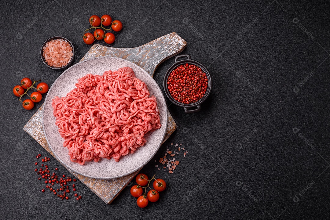 Carnes vermelhas crua moída sobre mesa de pedra