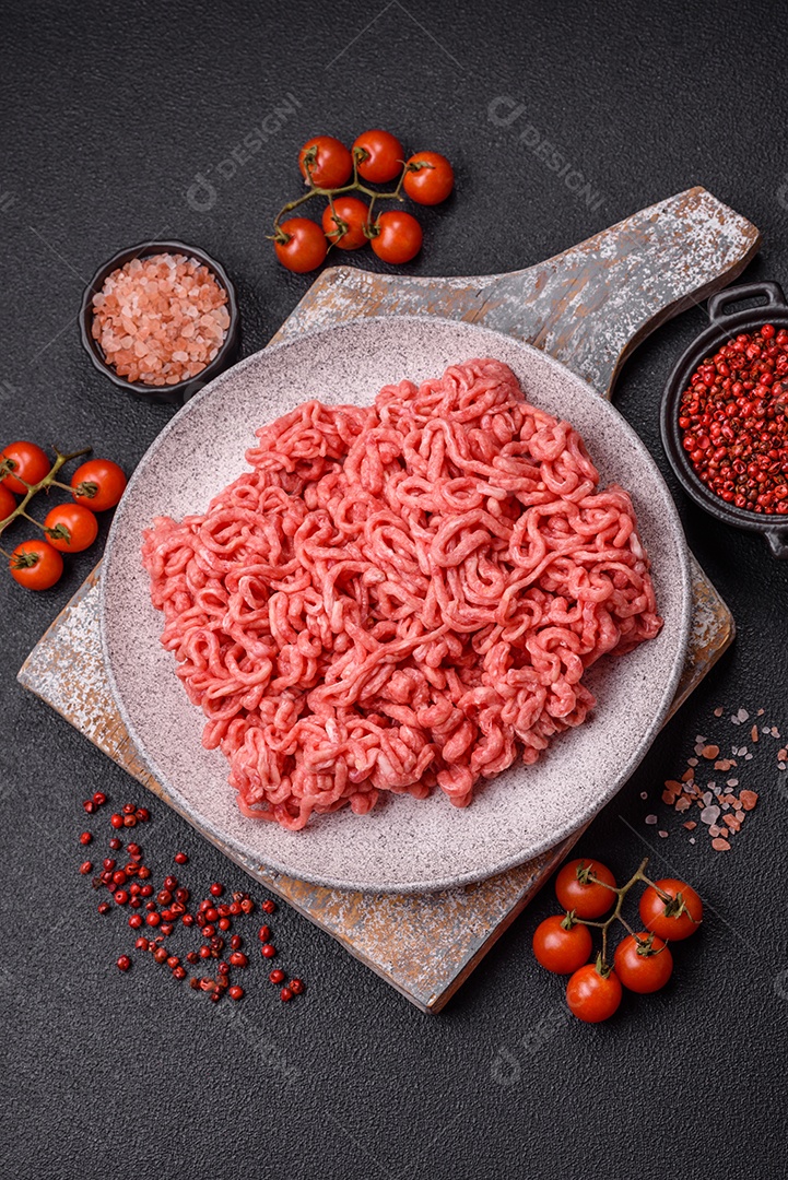 Carnes vermelhas crua moída sobre mesa de pedra