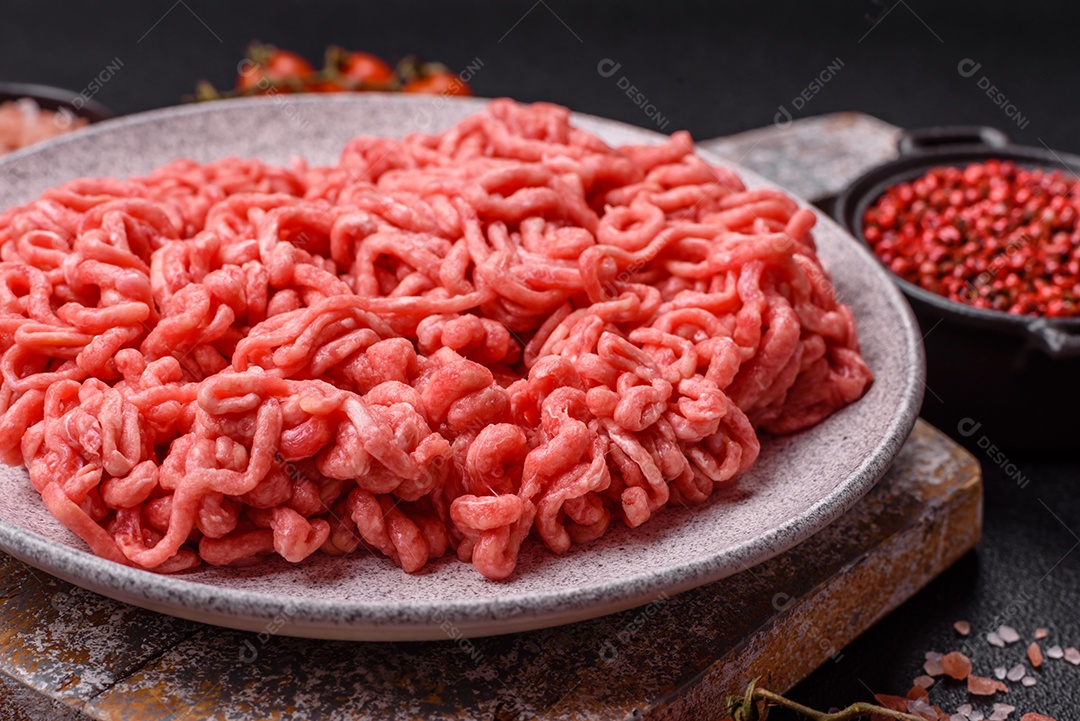 Carnes vermelhas crua moída sobre mesa de pedra