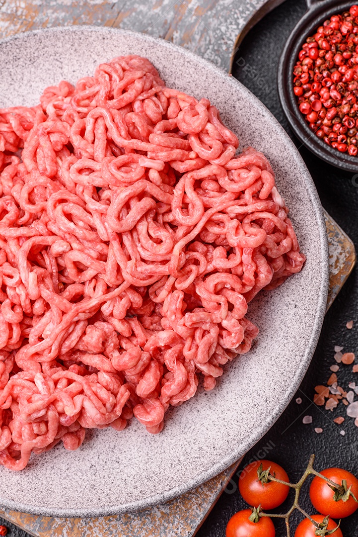 Carnes vermelhas crua moída sobre mesa de pedra