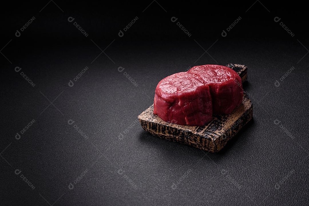 Carnes vermelhas crua sobre mesa de pedra