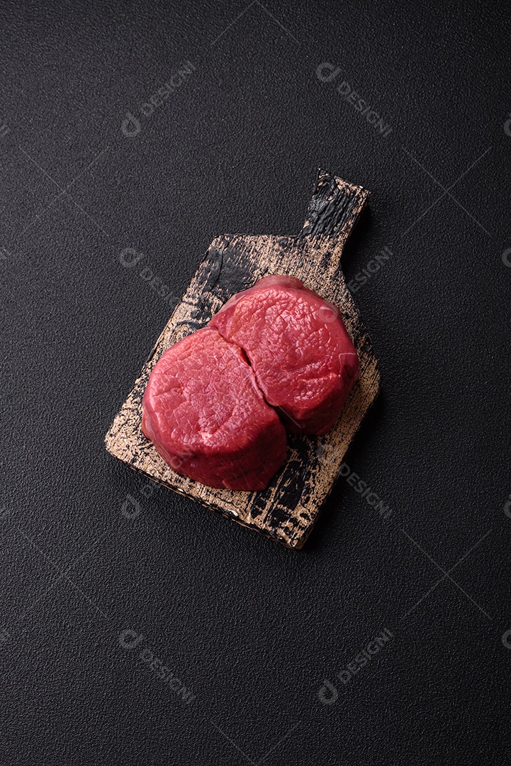 Carnes vermelhas crua sobre mesa de pedra