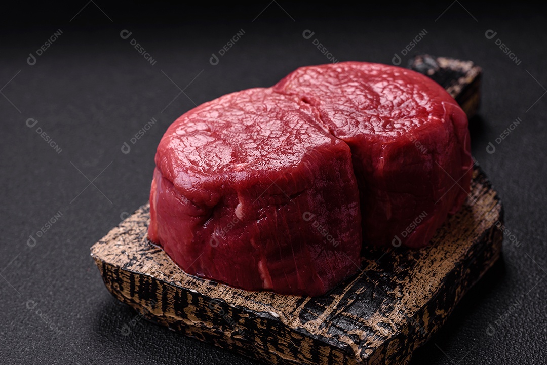 Carnes vermelhas crua sobre mesa de pedra