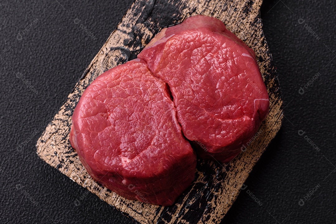 Carnes vermelhas crua sobre mesa de pedra