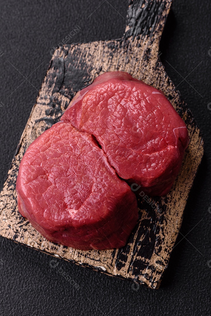 Carnes vermelhas crua sobre mesa de pedra