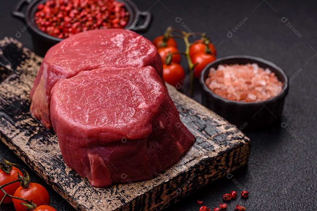 Carnes vermelhas crua sobre mesa de pedra