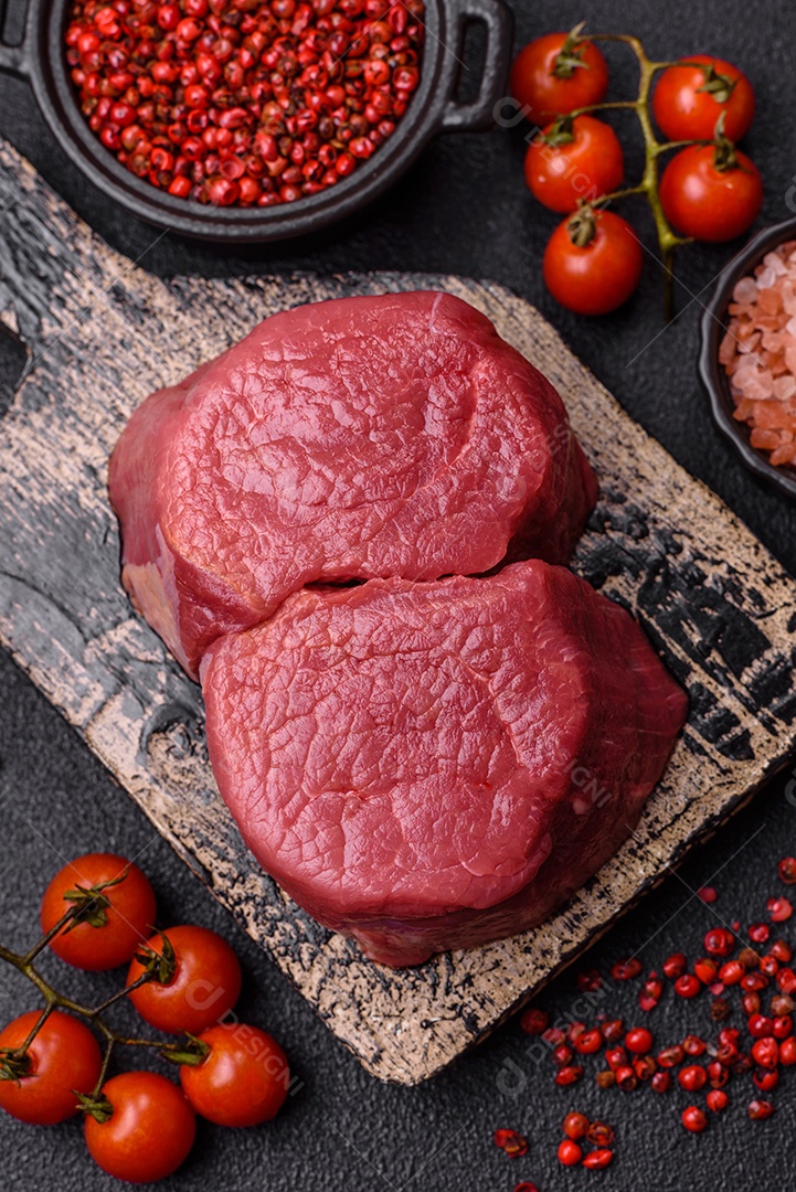 Carnes vermelhas crua sobre mesa de pedra