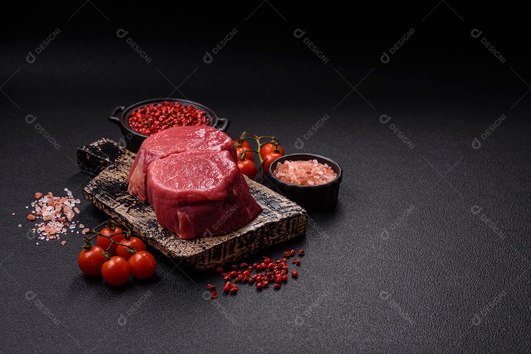 Carnes vermelhas crua sobre mesa de pedra