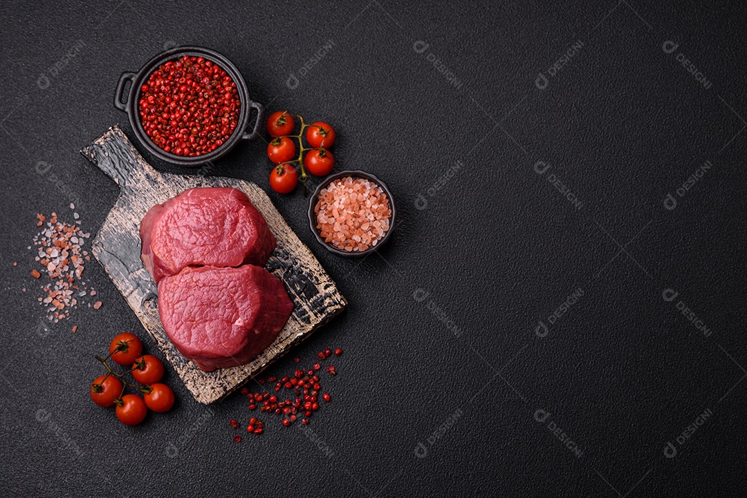 Carnes vermelhas crua sobre mesa de pedra