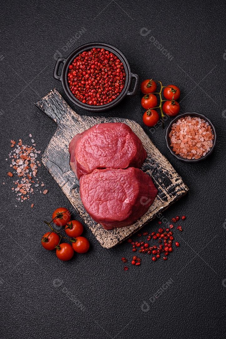 Carnes vermelhas crua sobre mesa de pedra