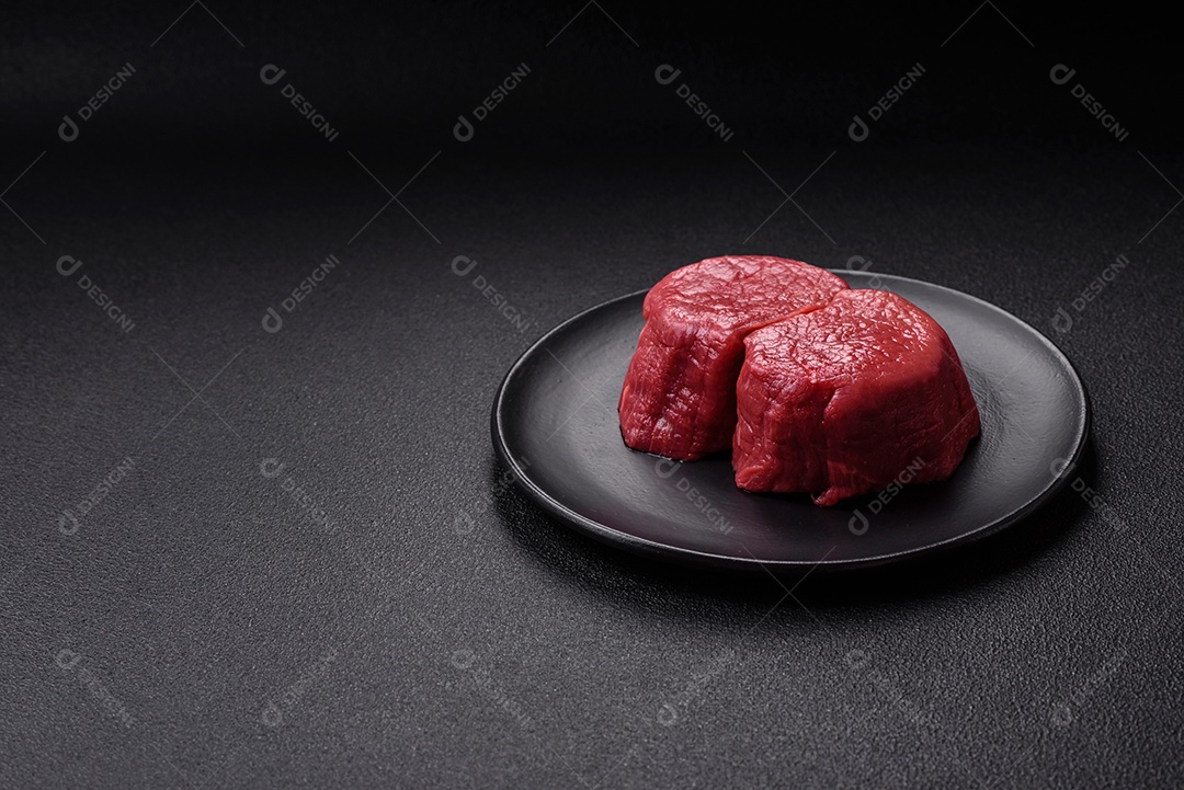 Carnes vermelhas crua sobre mesa de pedra