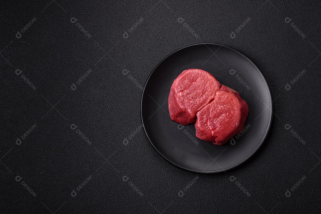 Carnes vermelhas crua sobre mesa de pedra