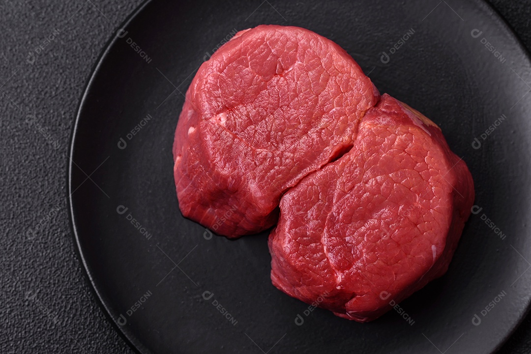 Carnes vermelhas crua sobre mesa de pedra