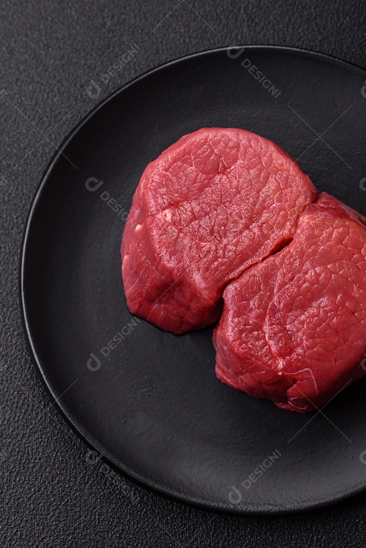 Carnes vermelhas crua sobre mesa de pedra