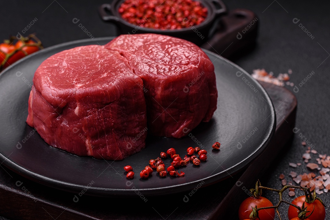 Carnes vermelhas crua sobre mesa de pedra