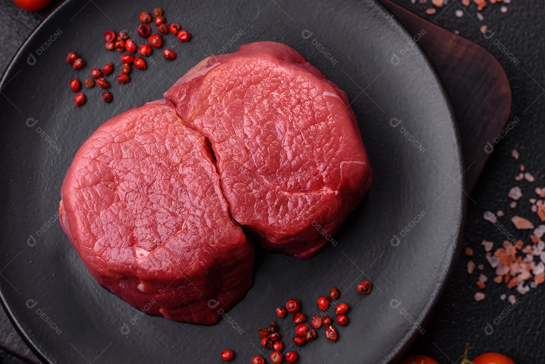 Carnes vermelhas crua sobre mesa de pedra