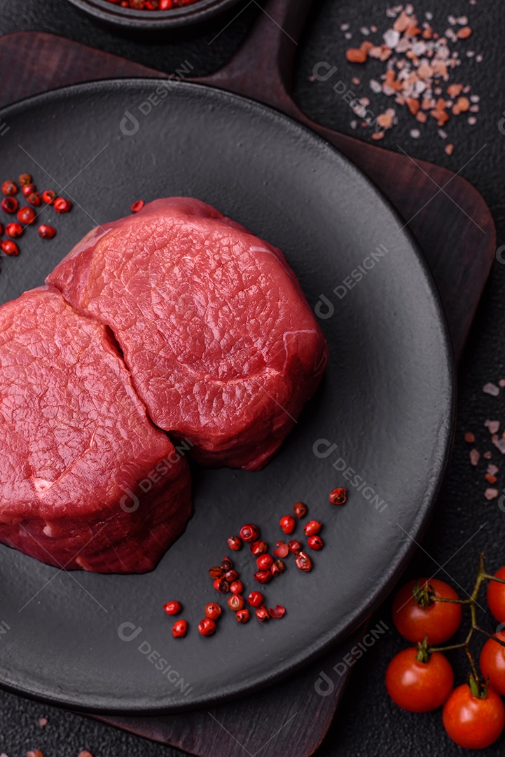 Carnes vermelhas crua sobre mesa de pedra