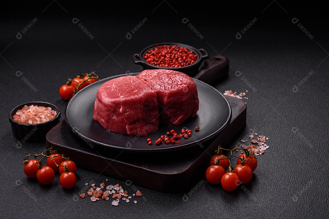 Carnes vermelhas crua sobre mesa de pedra