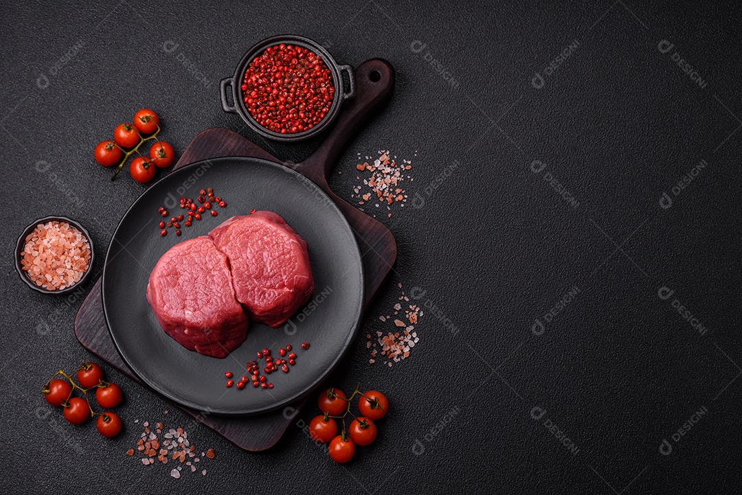 Carnes vermelhas crua sobre mesa de pedra