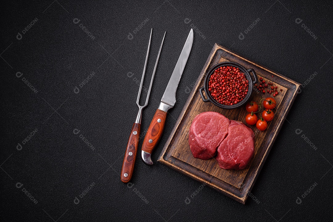 Carnes vermelhas crua sobre mesa de pedra