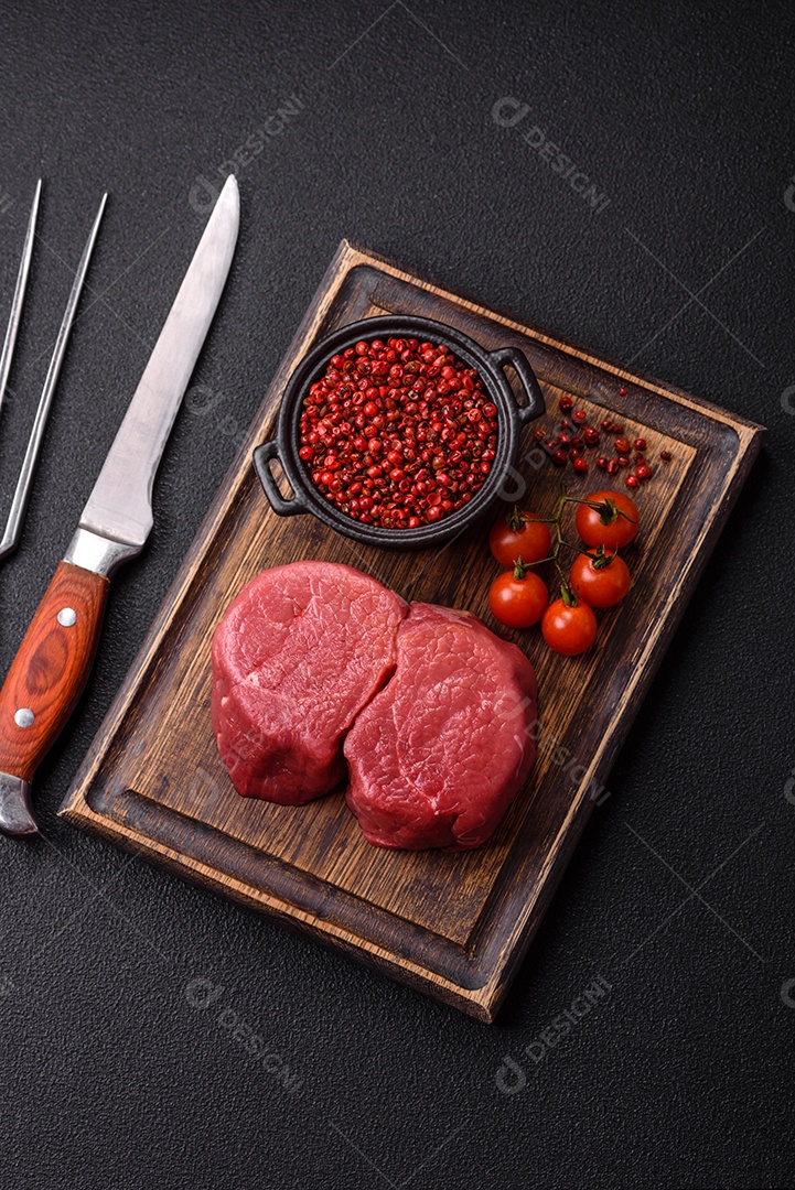 Carnes vermelhas crua sobre mesa de pedra