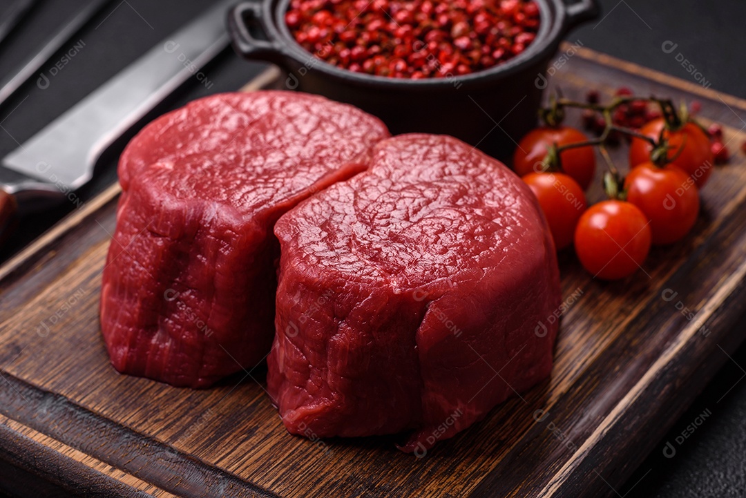 Carnes vermelhas crua sobre mesa de pedra