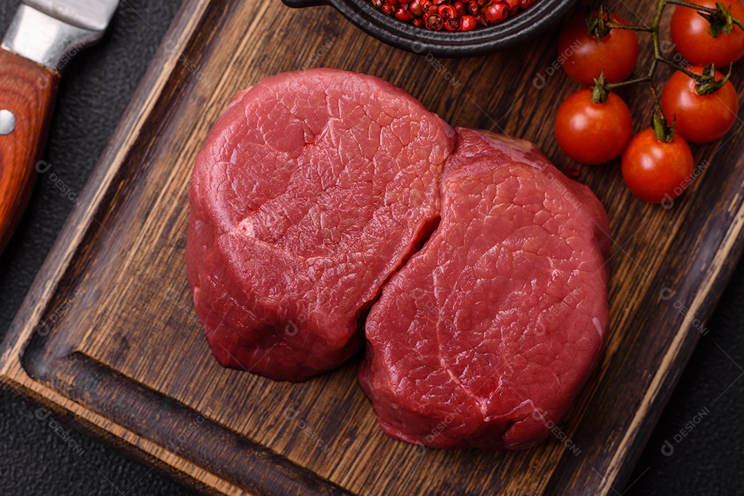 Carnes vermelhas crua sobre mesa de pedra