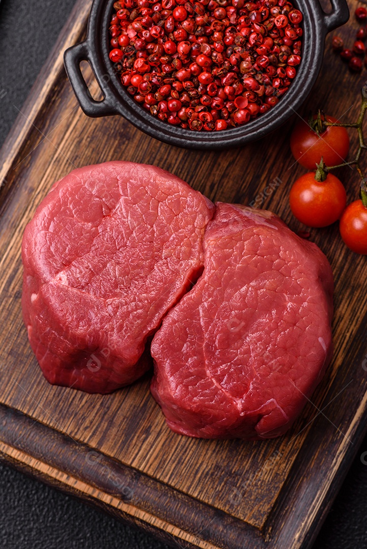 Carnes vermelhas crua sobre mesa de pedra