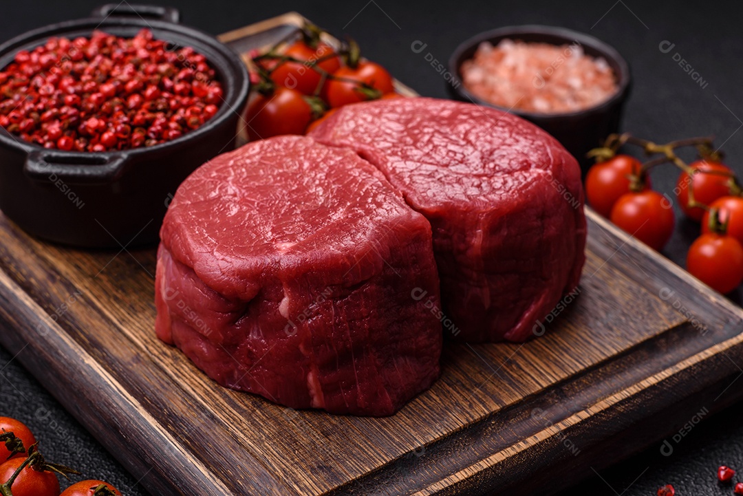 Carnes vermelhas crua sobre mesa de pedra