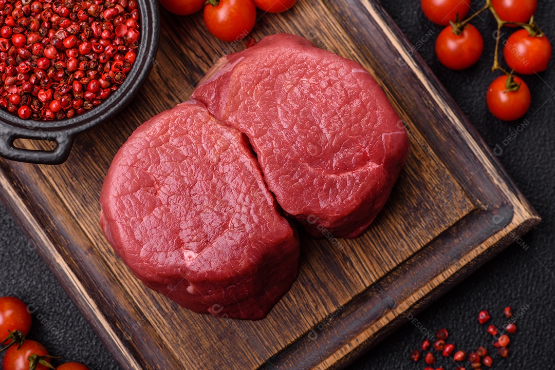 Carnes vermelhas crua sobre mesa de pedra