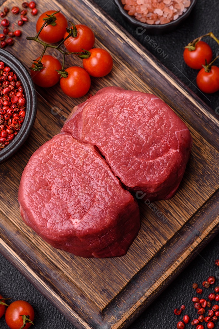 Carnes vermelhas crua sobre mesa de pedra