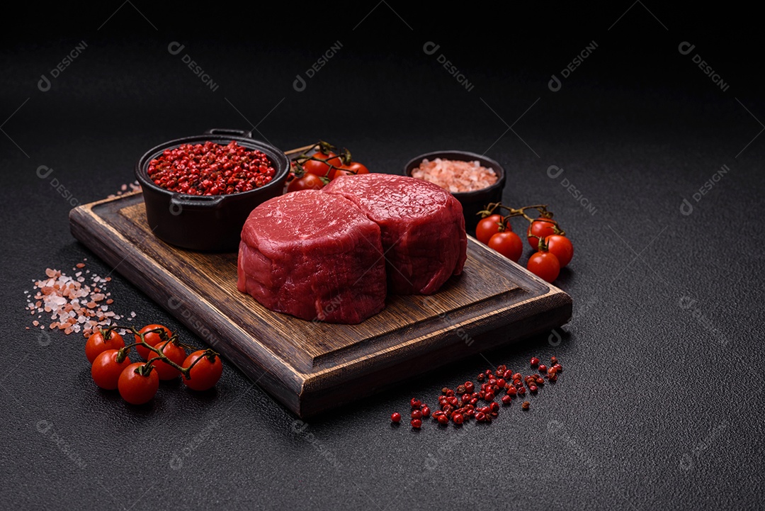 Carnes vermelhas crua sobre mesa de pedra