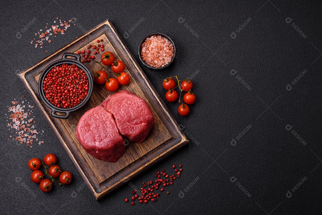 Carnes vermelhas crua sobre mesa de pedra