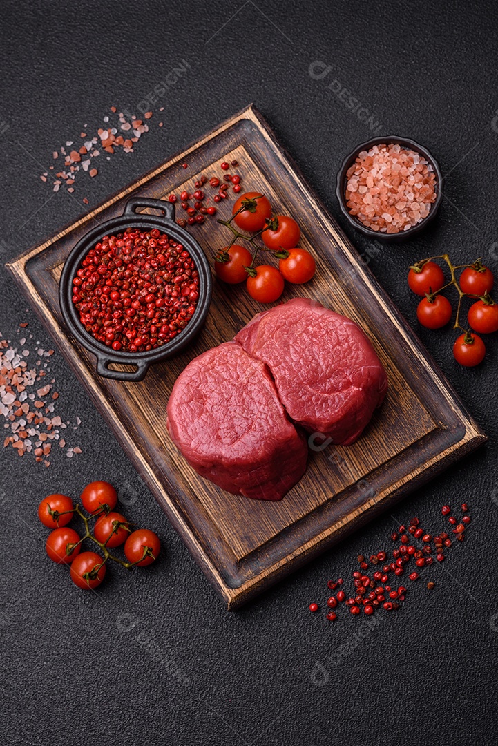 Carnes vermelhas crua sobre mesa de pedra
