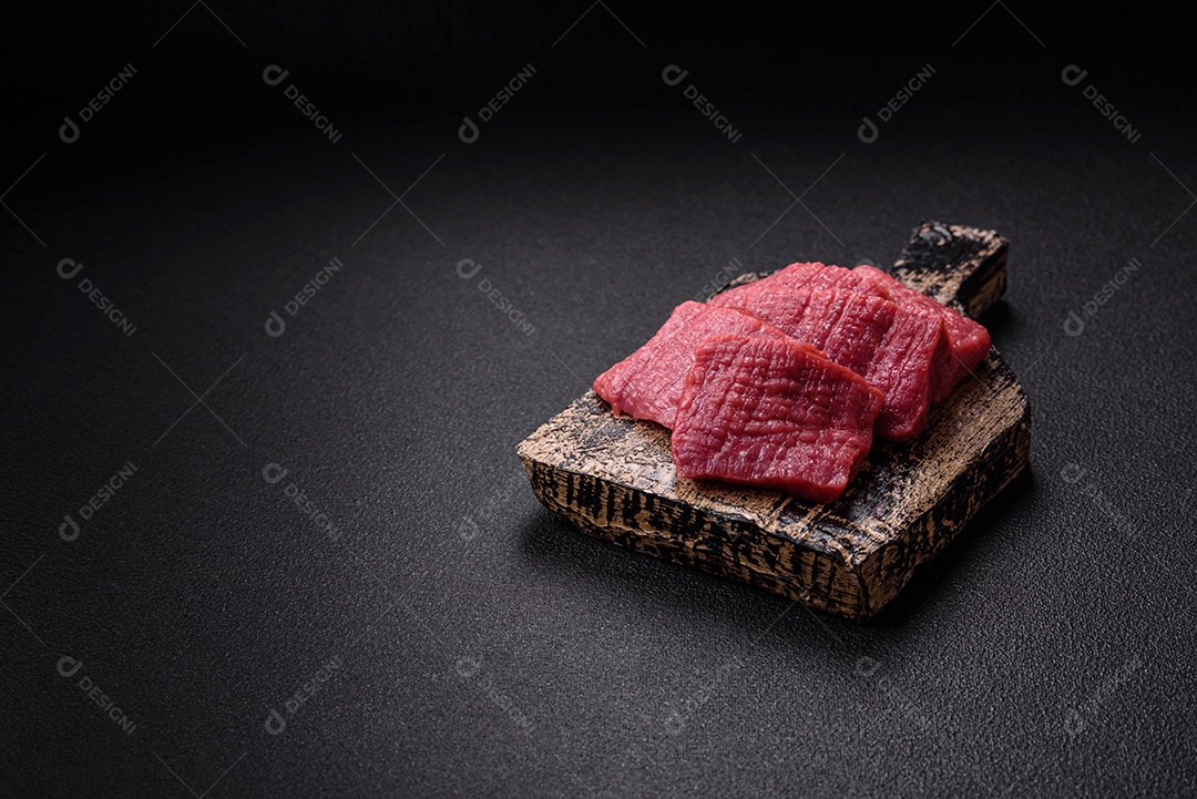 Carnes vermelhas crua sobre mesa de pedra